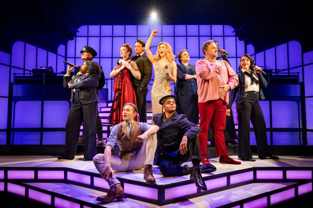 The entire Cast of Titanique in a Production Shot